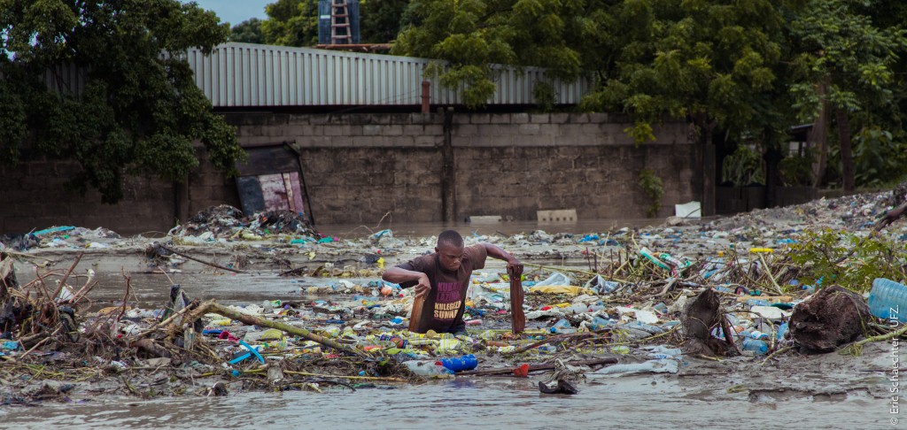 Tanzaniaan in rivier met plastic